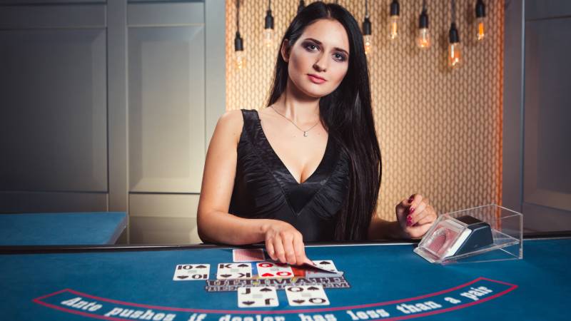 Luật chơi cơ bản của Ultimate Texas Hold'em